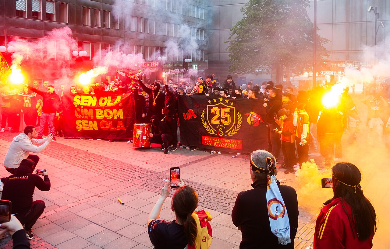 Galatasaray vs Stuttgart match guide with Galatasaray supporters