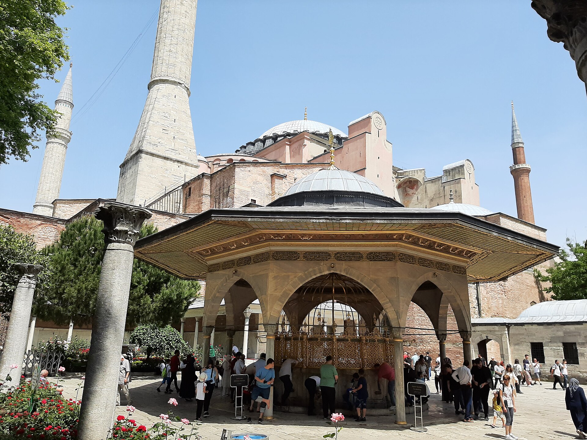 Hagia Sophia with its minarets and a domed fountain in the foreground