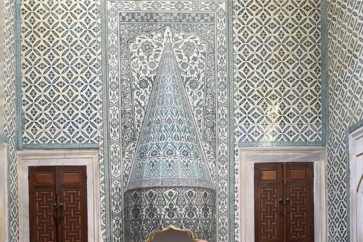 Iznik Tiles in the Topkapı Harem: Cypress Panels, Tree of Life and Blue-and-White