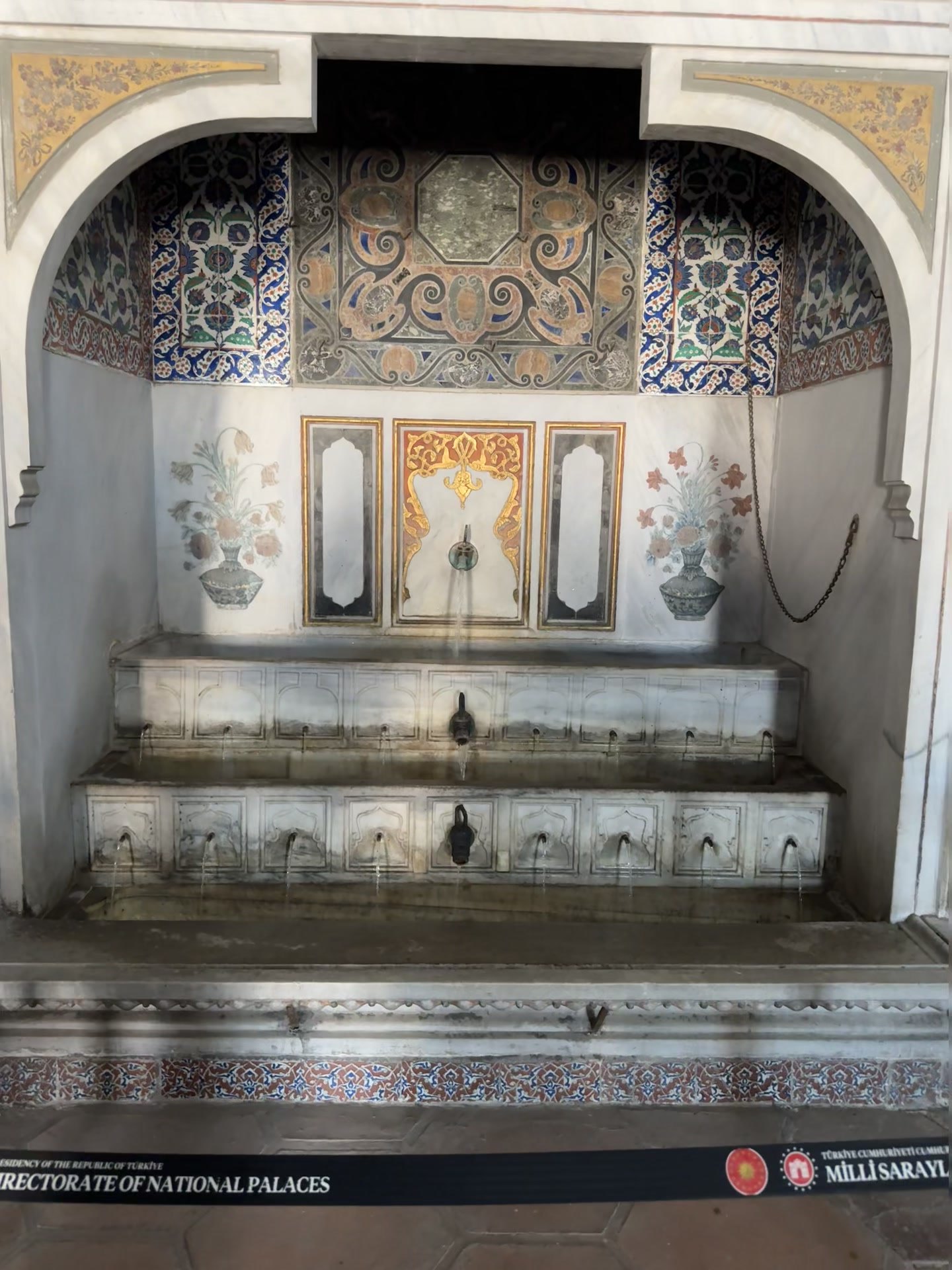 Tiled wall niche with a marble basin and small water spouts in the Topkapı Harem