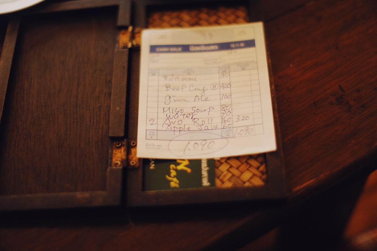 Istanbul service charge guide: illustrative handwritten restaurant bill on a table