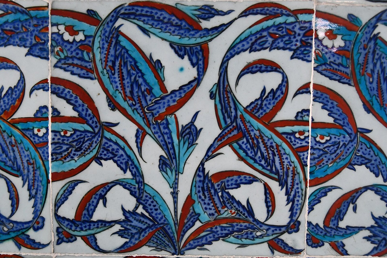 Blue, turquoise and red floral İznik tile panel inside Rüstem Pasha Mosque