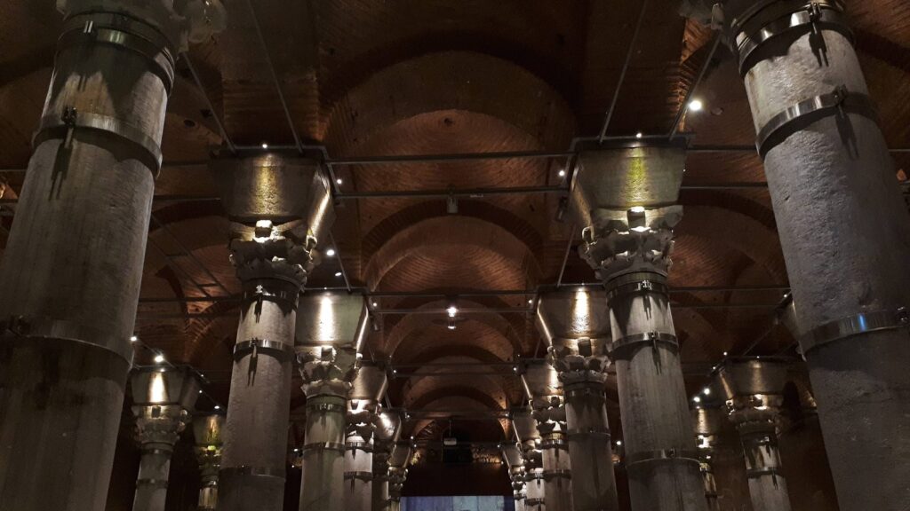 Rows of ancient columns supporting brick vaults inside the Şerefiye Cistern
