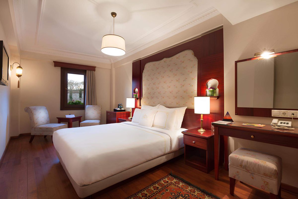 Sirkeci Mansion double room with a double bed and wooden furnishings